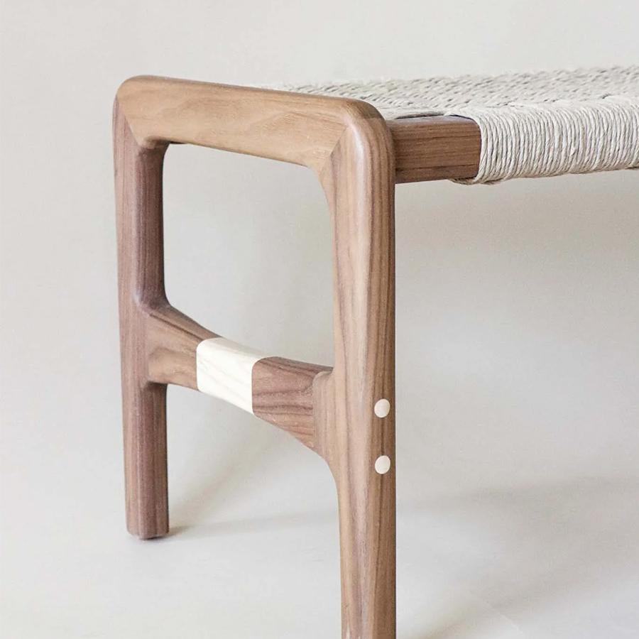 Moderne Banc tissé Coa en noyer en vente