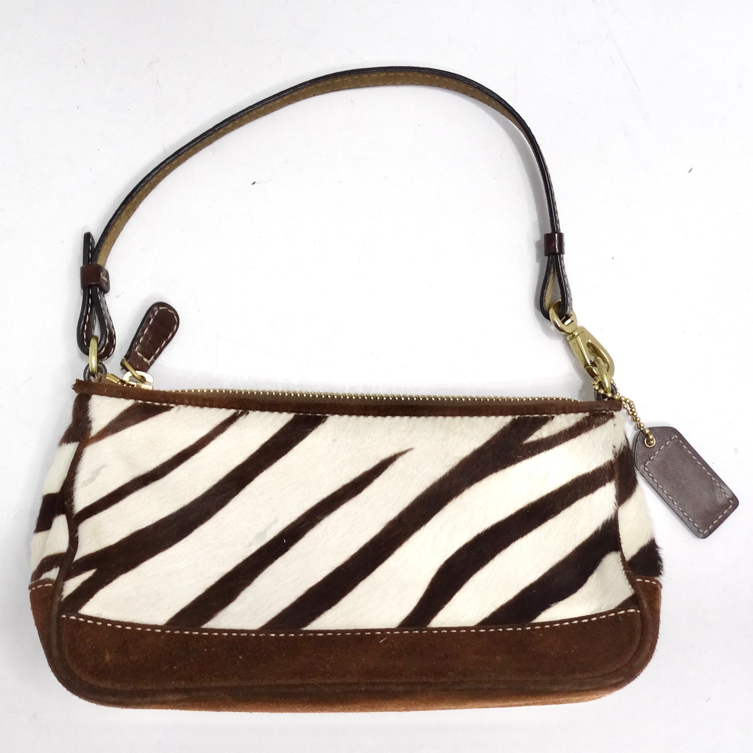 Hazte con el bolso bandolera de pelo de becerro con estampado de cebra Coach 1990: un accesorio superdivertido y llamativo que combina sin esfuerzo audacia y versatilidad. Este bolso bandolera es una pieza única que presenta un pelo de becerro con