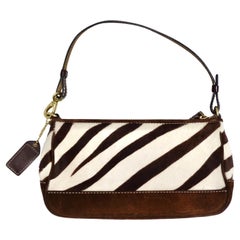 Bolso de hombro Coach de pelo de becerro con estampado de cebra de los años 90