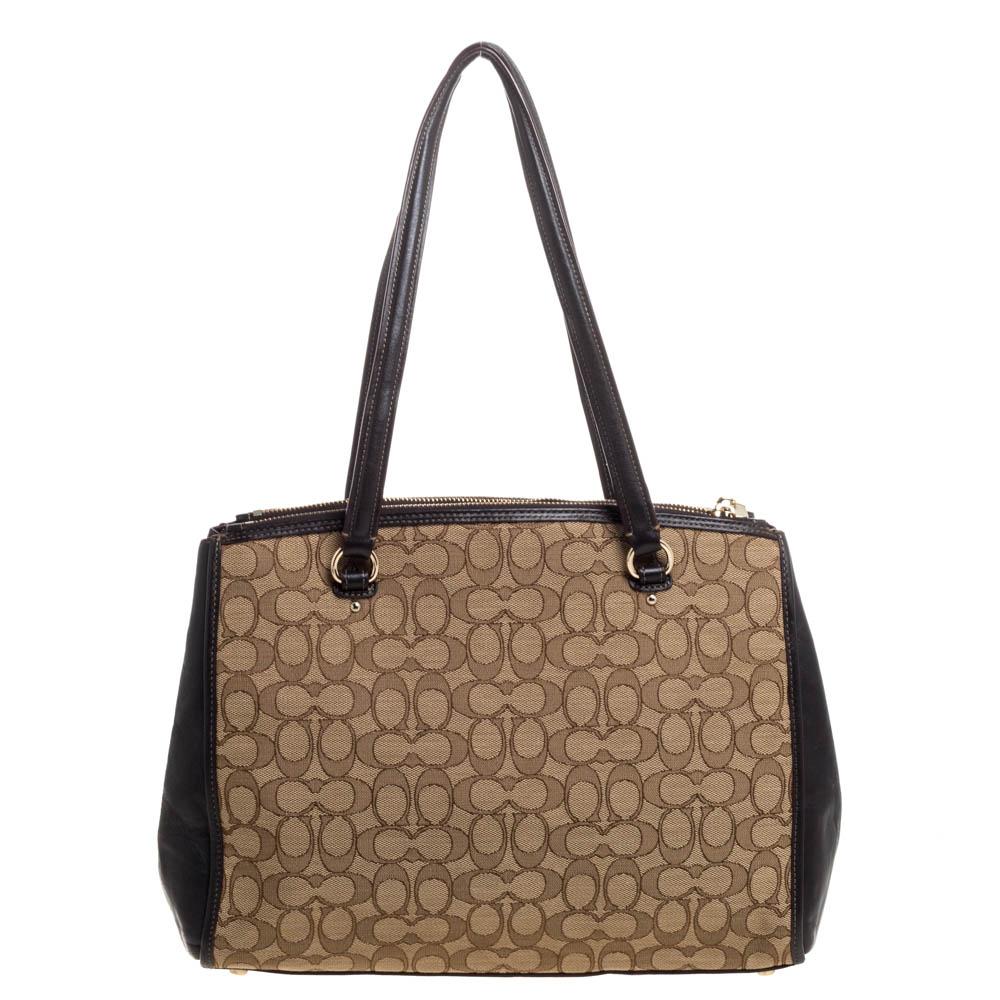 A modern, exotic and effortlessly chic design from the house of Coach is a need of every fashionista today. Superiorly crafted from signature canvas & leather and finished with gold-tone hardware accents, this Stanton Carryall tote is perfect to