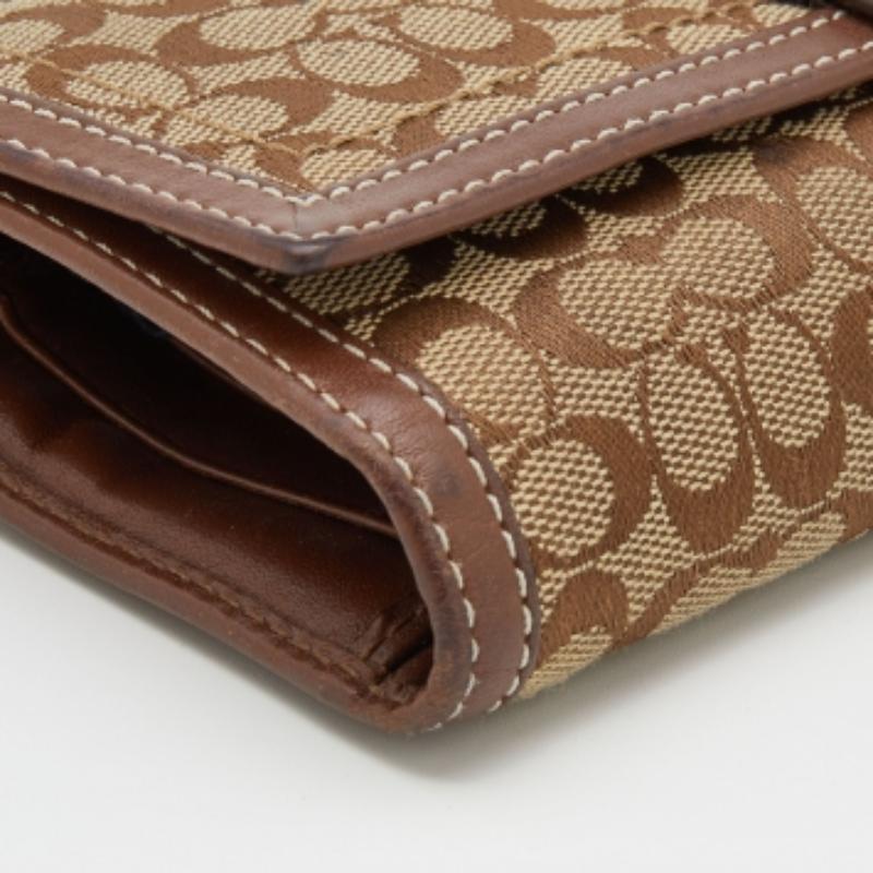 Con un diseño exclusivo de Coach, esta cartera es un accesorio muy práctico. Creado a partir de lona y piel de la firma, su interior compartimentado mantendrá organizados tus objetos esenciales y se sujeta con un cierre de hebilla en la solapa