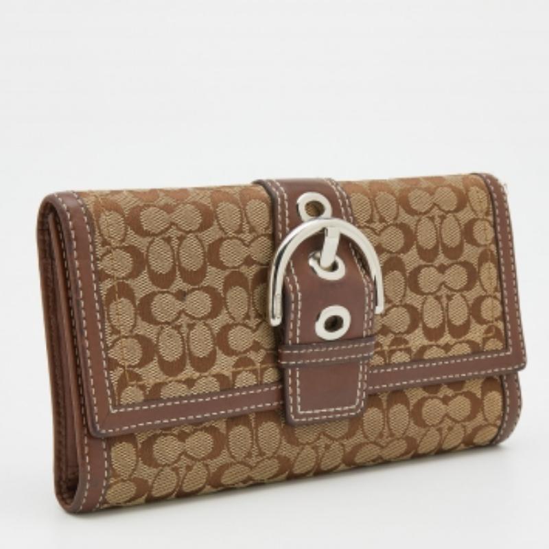 Cartera continental Coach beige/marrón con detalle de hebilla en lona y piel en venta 2