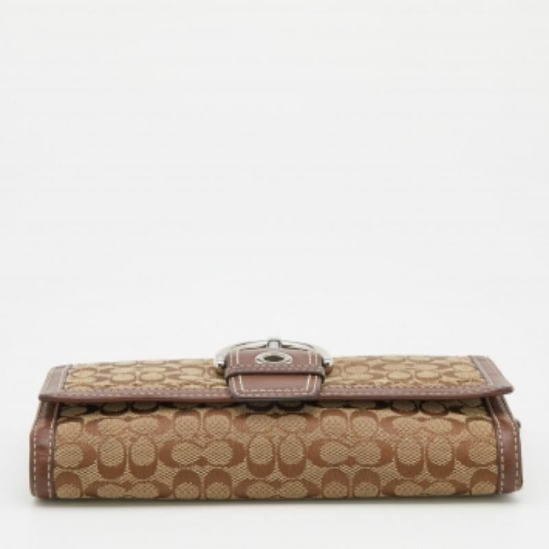 Cartera continental Coach beige/marrón con detalle de hebilla en lona y piel en venta 4