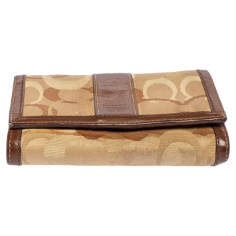This compact wallet from Coach has a signature canvas and leather exterior and measures 14 x 3 x 10 cm. It is divided into multiple compartments that are capable of carrying your important items and currency safely. The wallet is perfect for daily