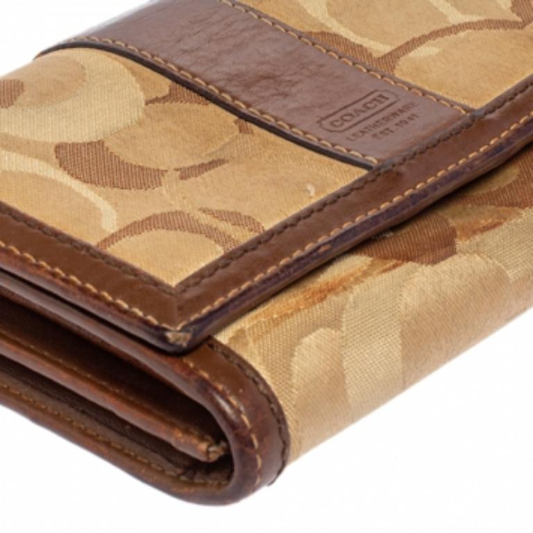 Marrone Portafoglio compatto in tela e pelle beige/marrone firmato Coach in vendita