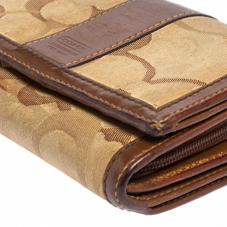 Portafoglio compatto in tela e pelle beige/marrone firmato Coach In condizioni discrete in vendita a Dubai, Al Qouz 2