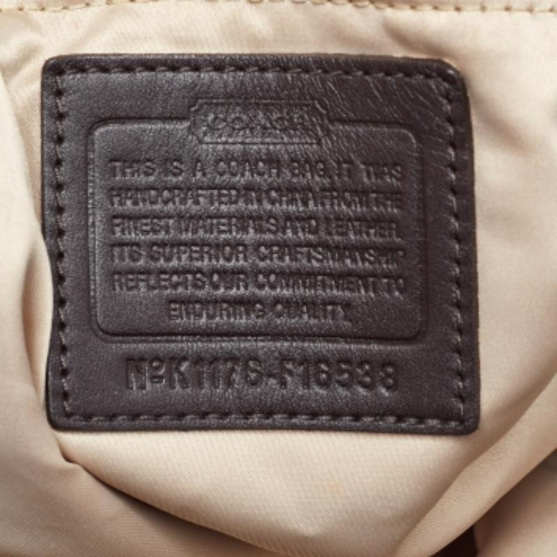 Hobo Coach de lona y piel Beige/Marrón Signature en venta 6