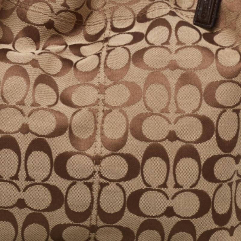Los bolsos de diseño son los compañeros ideales para un sinfín de ocasiones Aquí tenemos una pieza que aúna moda y funcionalidad, elaborada con precisión. Está equipado con un interior de buen tamaño en el que caben fácilmente todos tus objetos