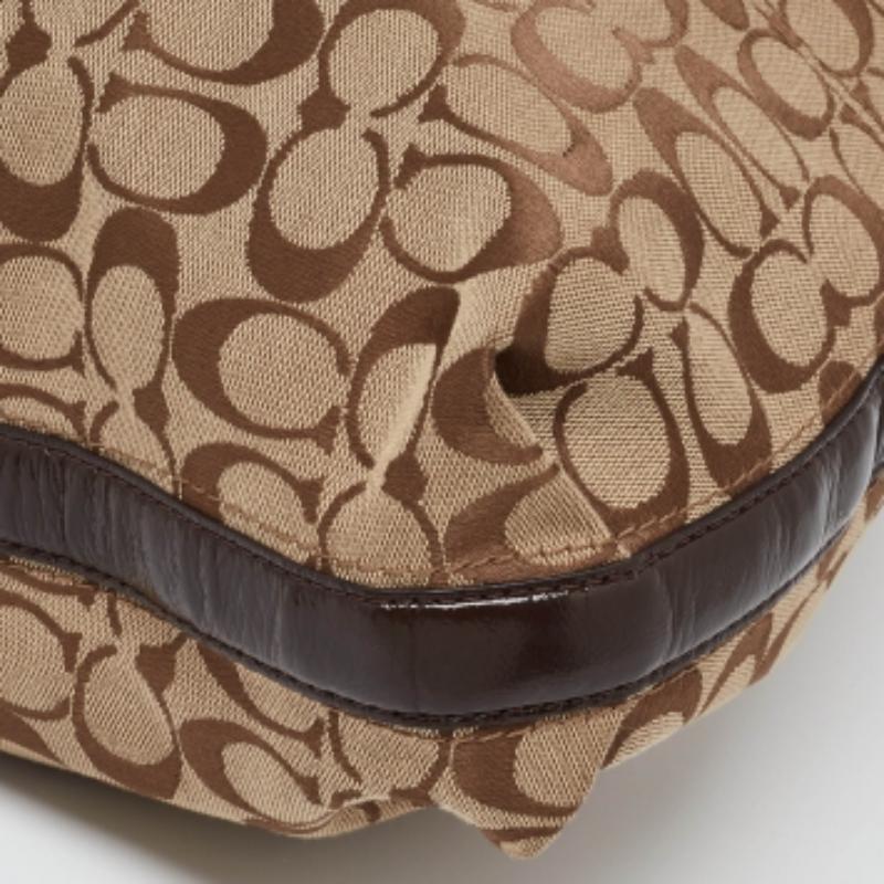 Hobo Coach de lona y piel Beige/Marrón Signature en venta 3