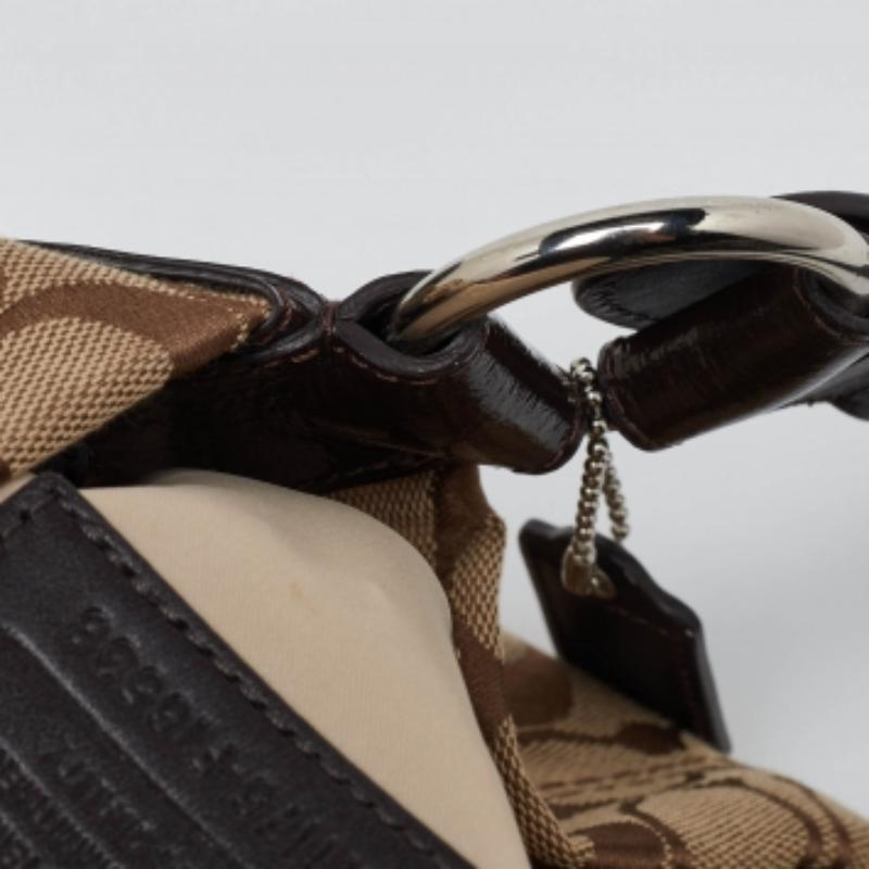 Hobo Coach de lona y piel Beige/Marrón Signature en venta 5