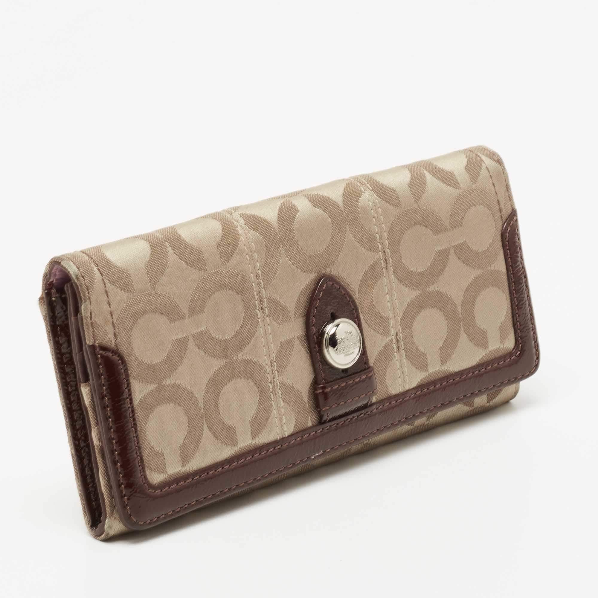 Coach Beige/Brown Signature Canvas and Patent Leather Flap Continental Wallet (Portefeuille continental à rabat en toile et cuir verni) Pour femmes en vente