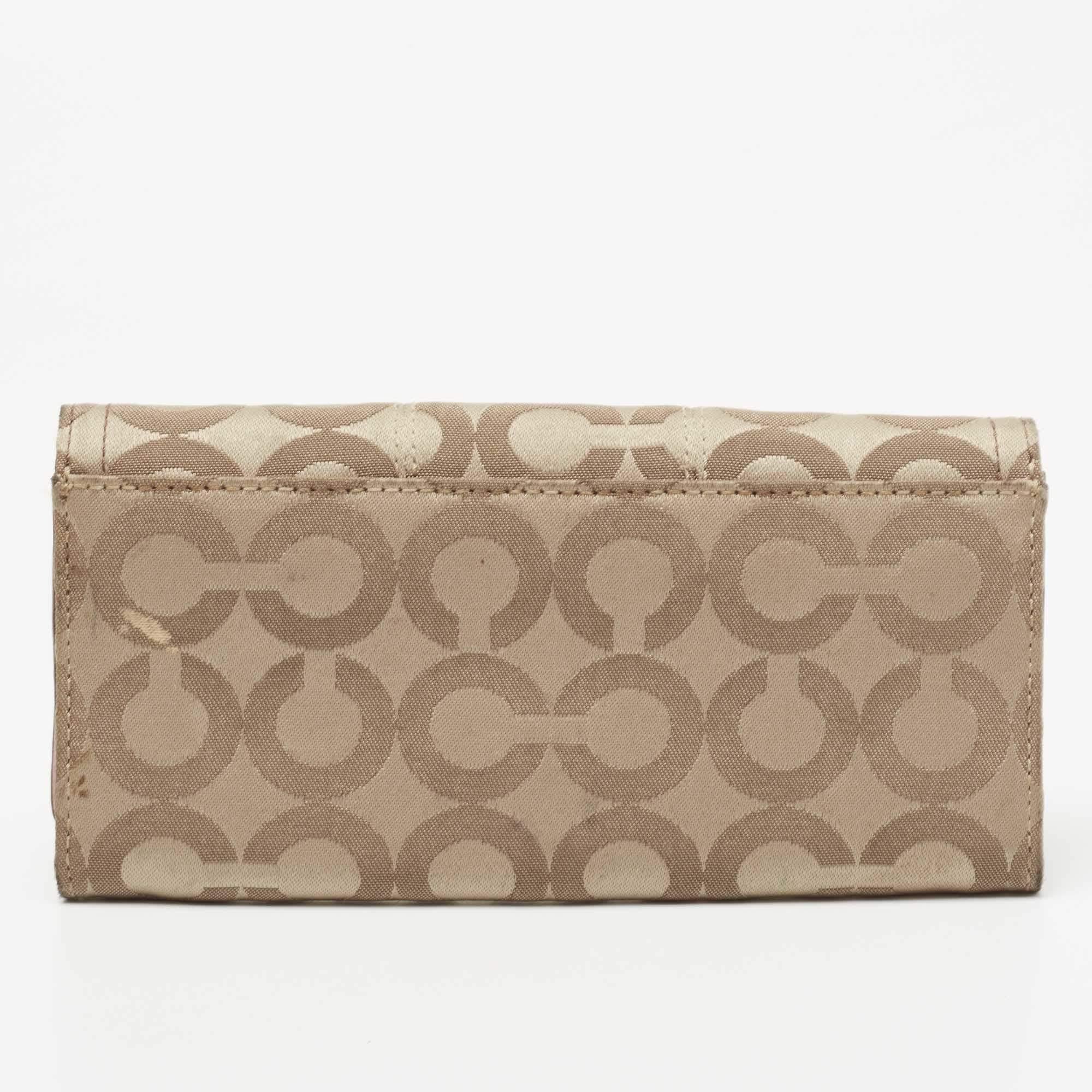 Coach Beige/Brown Signature Canvas and Patent Leather Flap Continental Wallet (Portefeuille continental à rabat en toile et cuir verni) en vente 1
