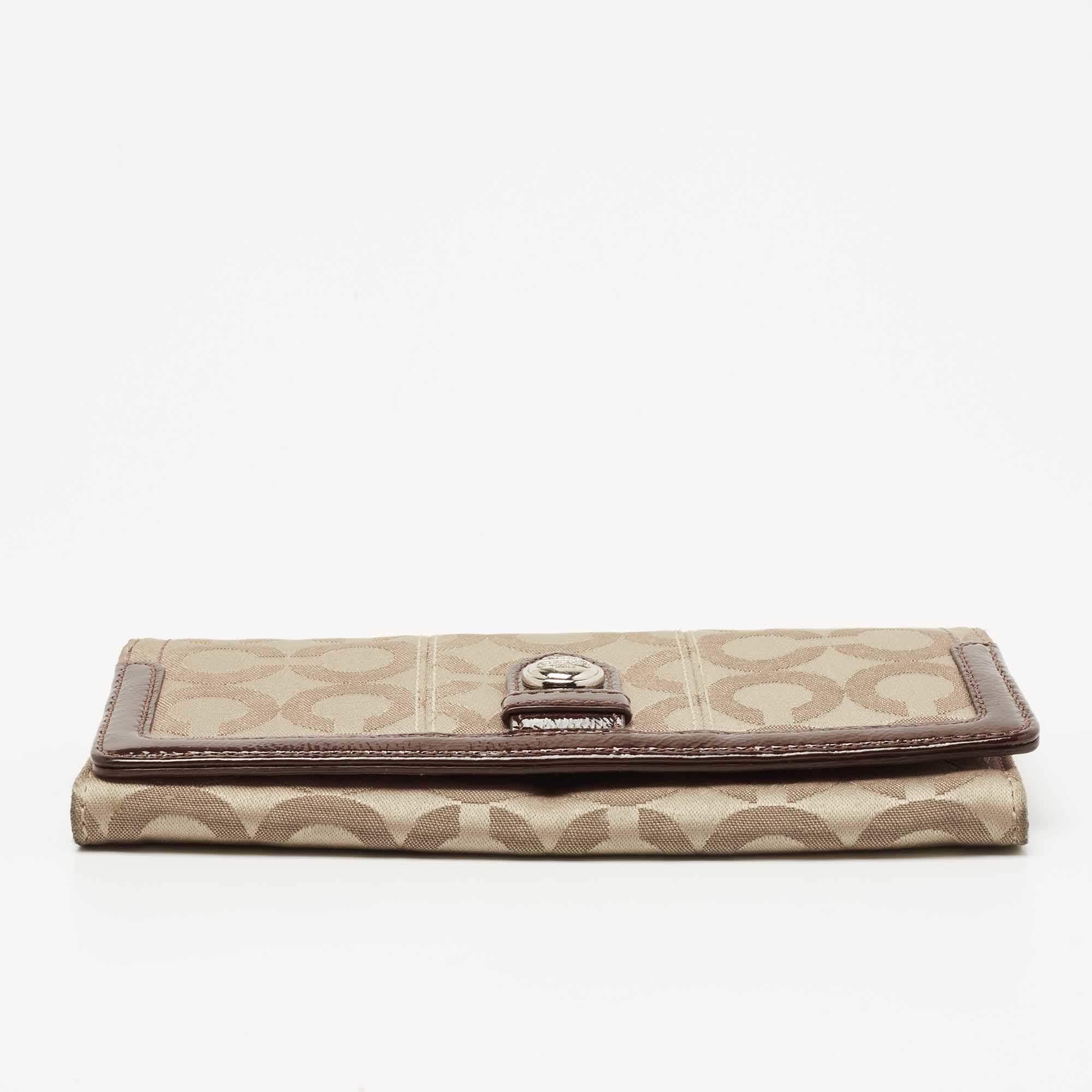 Coach Beige/Brown Signature Canvas and Patent Leather Flap Continental Wallet (Portefeuille continental à rabat en toile et cuir verni) en vente 3