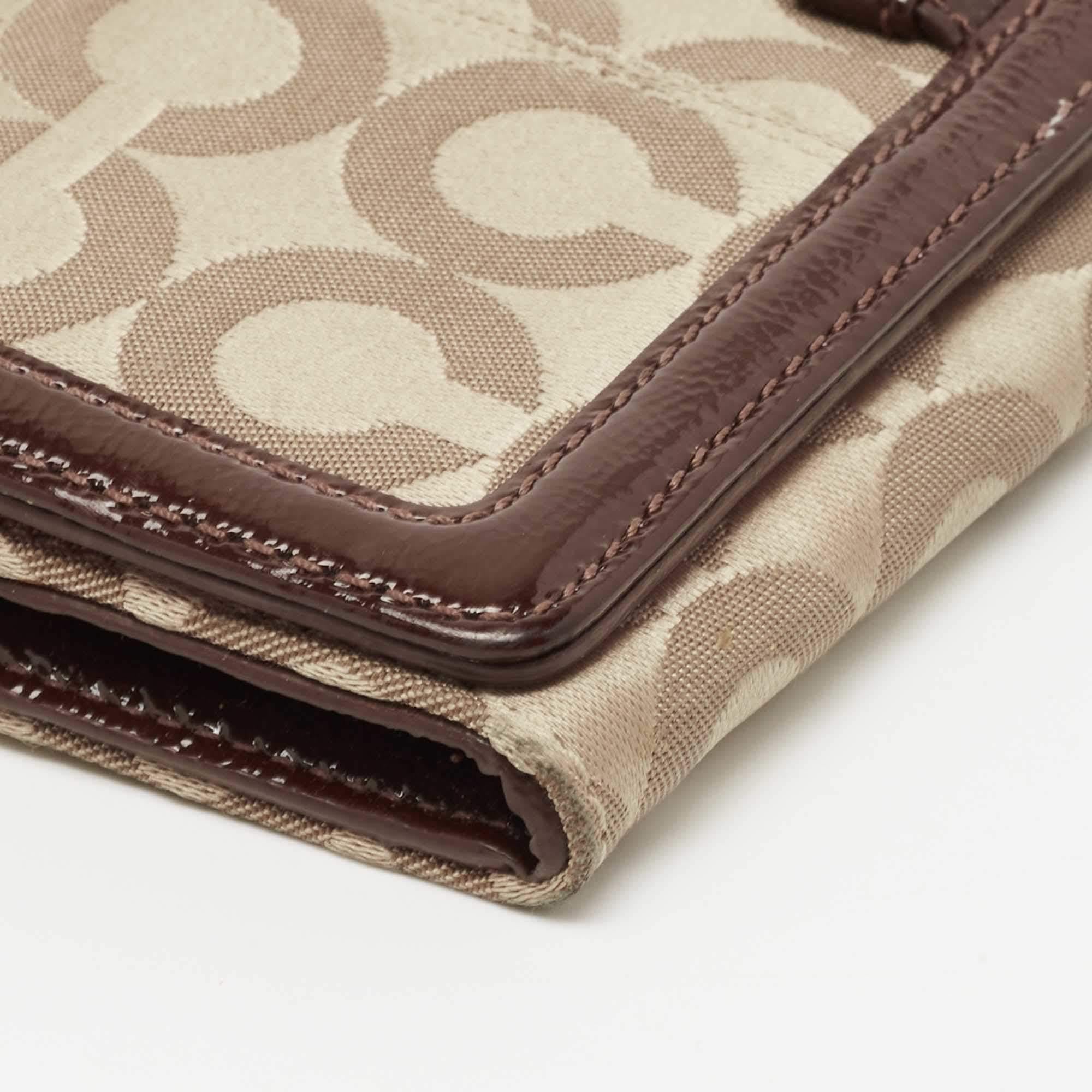 Coach Beige/Brown Signature Canvas and Patent Leather Flap Continental Wallet (Portefeuille continental à rabat en toile et cuir verni) en vente 4
