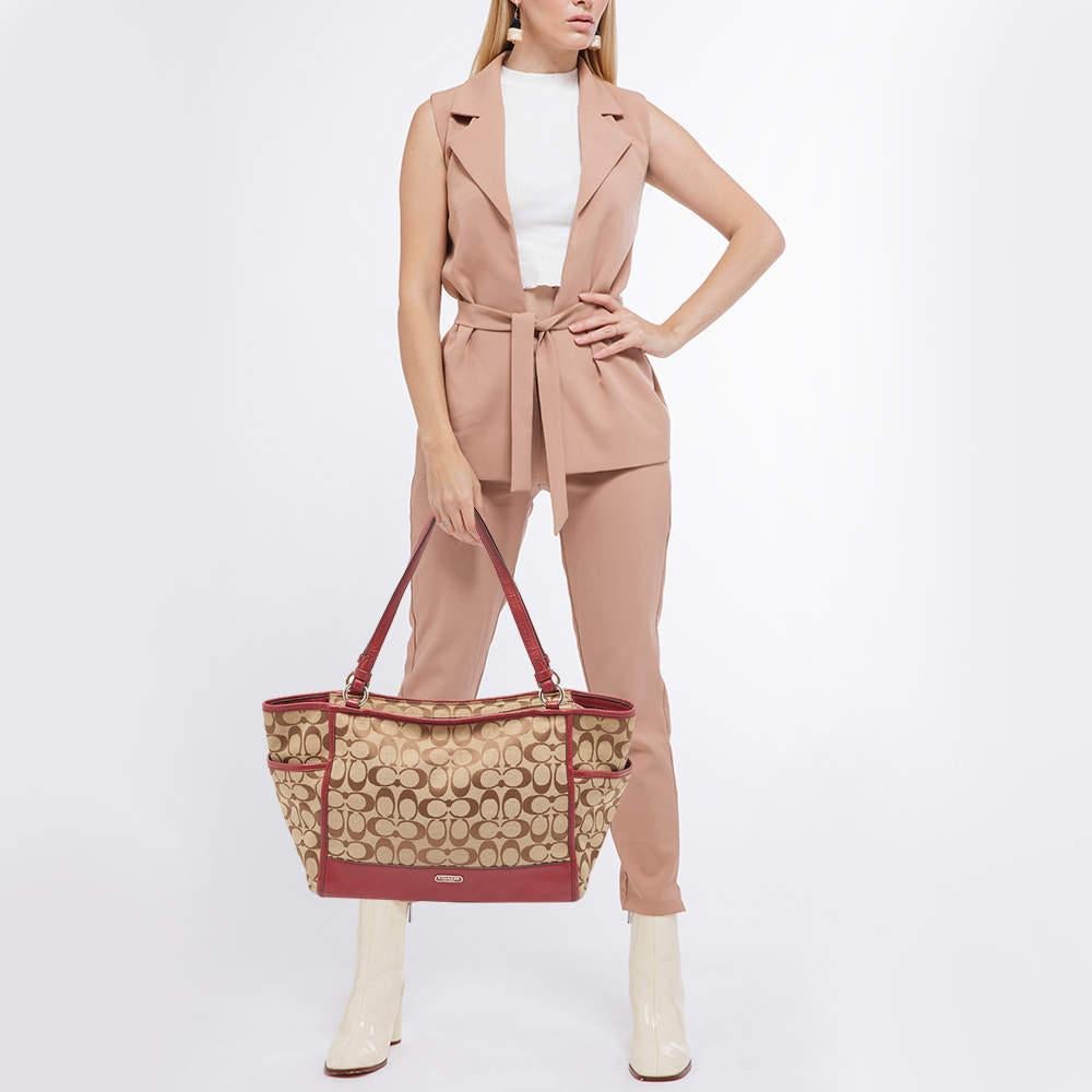 This alluring tote bag for women has been designed to assist you on any day. Convenient to carry and fashionably designed, the tote is cut with skill and sewn into a great shape. It is well-equipped to be a reliable accessory. 