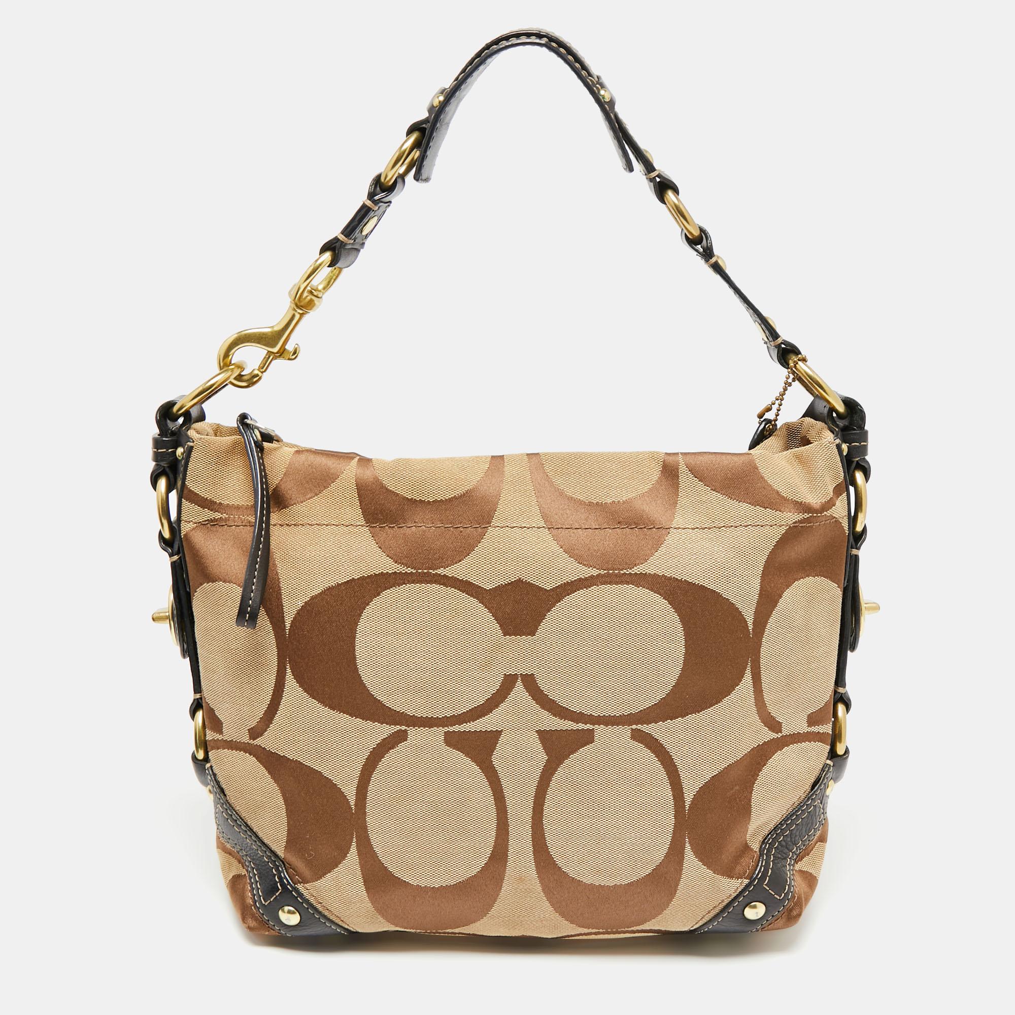 This Carly hobo from the House of Coach is made to grant you complete practicality and luxury! Made from beige and dark-brown Signature canvas and leather, this hobo is provided with a fabric-lined interior and gold-tone hardware. This stunning hobo