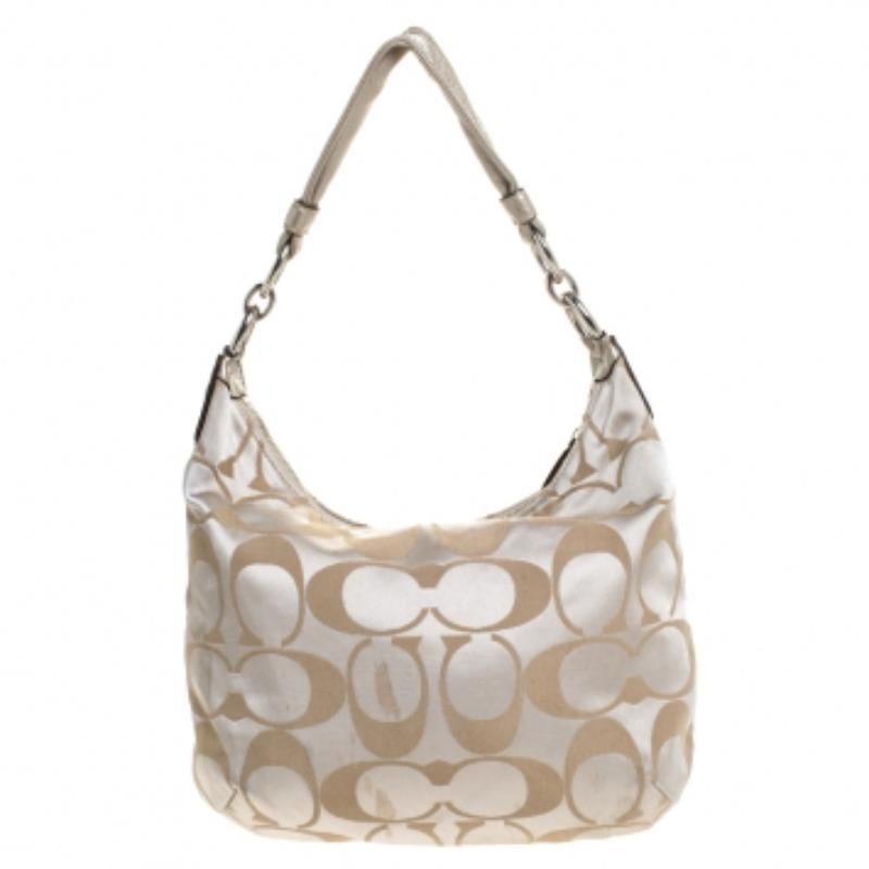 Coach Beige/Gold Canvas and Leather Kristin Hobo en Bastante bueno estado para la venta en Dubai, Al Qouz 2