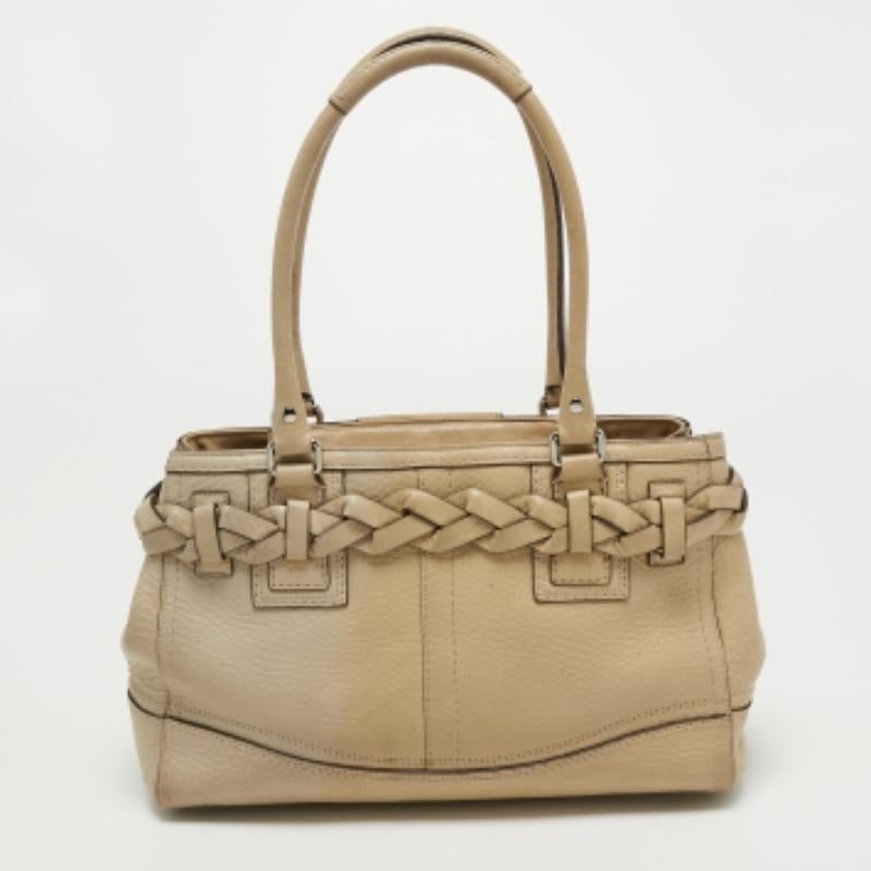 Este bolso es el resultado de combinar una gran habilidad artesanal con un diseño práctico. Llega con un exterior duradero y se completa con detalles de lujo. Es un accesorio con el que puede contar.