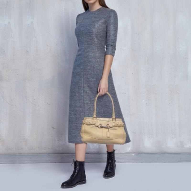 Bolso Hampton Coach de piel granulada beige en Bueno estado para la venta en Dubai, Al Qouz 2
