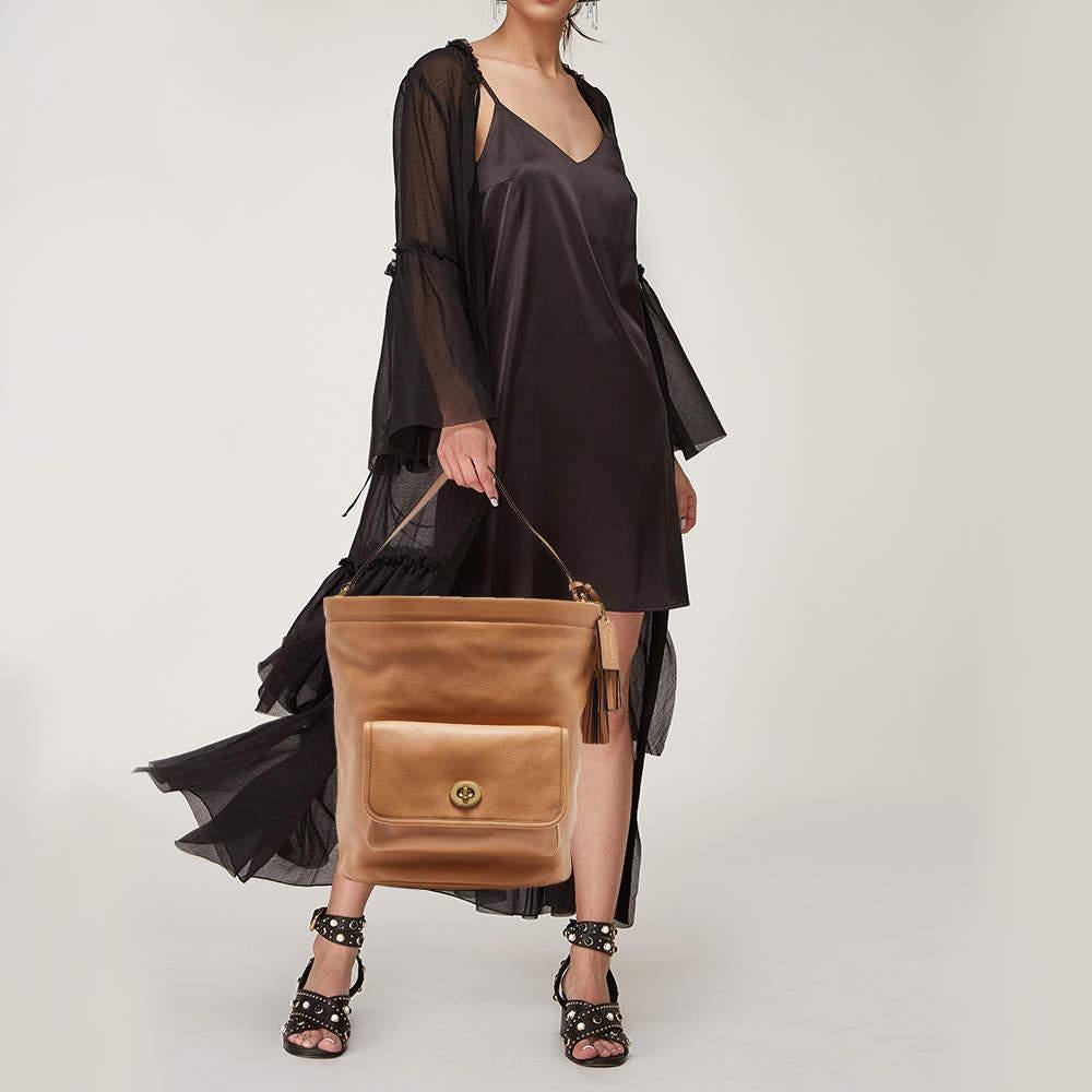 Brimming with artistry and quality craftsmanship it is designed in a bucket silhouette and the interior is spacious enough to hold all your essentials. This Coach piece deserves to be carried with style by you.