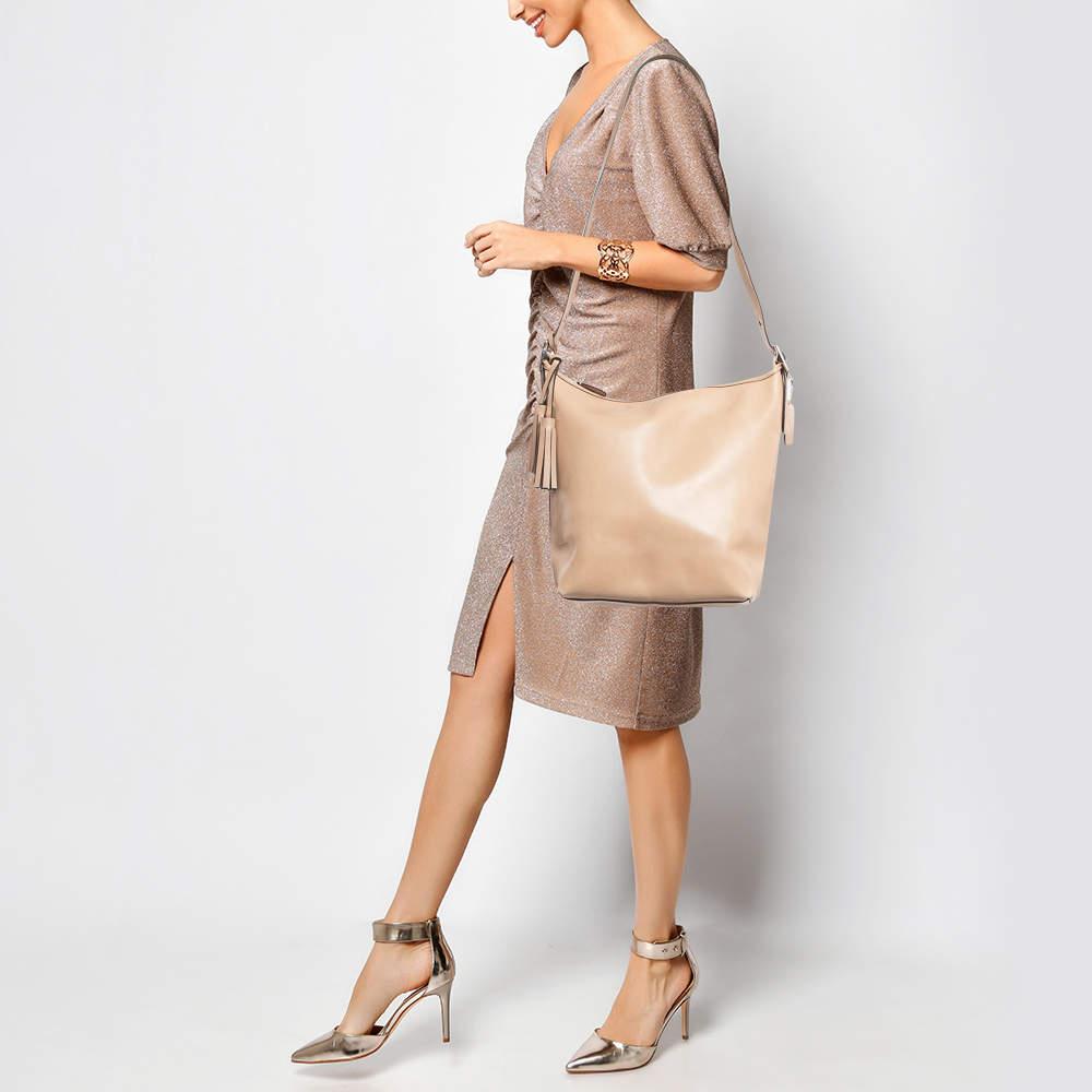 Designer bags are ideal companions for ample occasions! Here we have a fashion-meets-functionality piece crafted with precision. It has been equipped with a well-sized interior that can easily fit all your essentials.