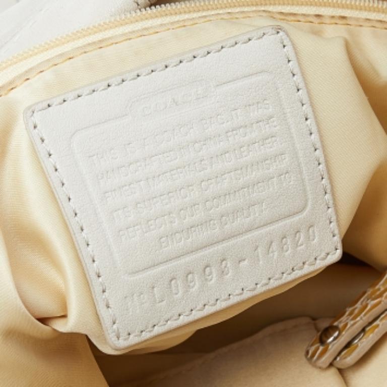 Coach Beige Leder Umhängetasche im Zustand „Relativ gut“ in Dubai, Al Qouz 2