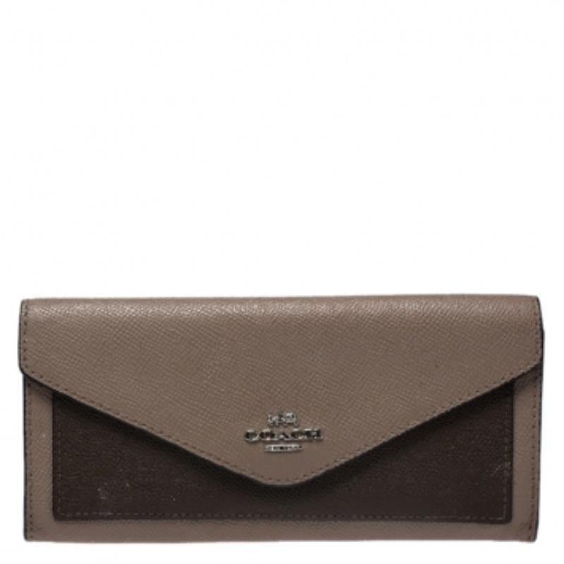 Designed to perfection and crafted from fine quality leather, this wallet can be your go-to accessory. Crafted into an exquisite design, this wallet from Coach is an exquisite accessory. Characterized by a chic Beige shade, this wallet can fit in