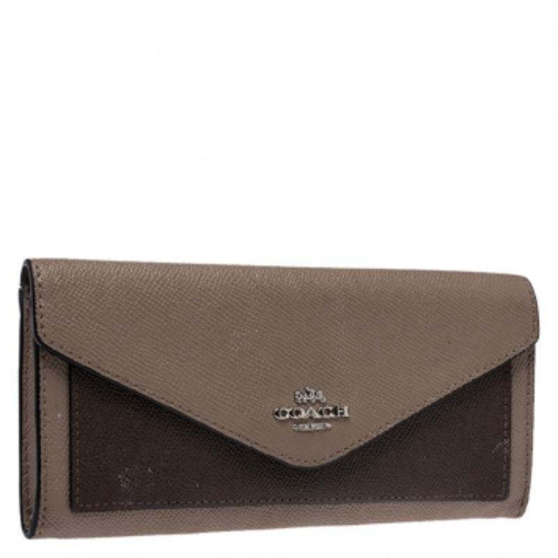 Coach Beige/Olive Green Leather Colorblock Continental Wallet im Zustand „Relativ gut“ im Angebot in Dubai, Al Qouz 2