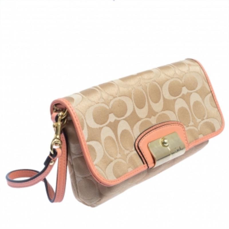 This clutch bag from Coach weaves luxury with utility. Crafted in signature canvas and leather, this clutch will keep your little essentials safe. It features a wristlet and a flap closure to secure the interior.