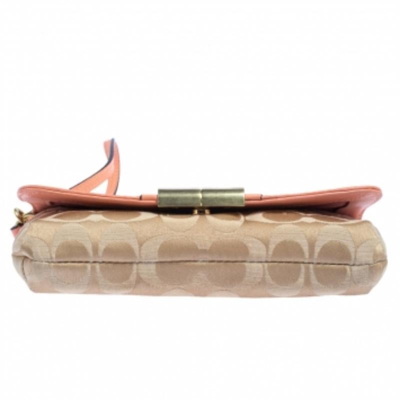Coach Beige/Orange Signature Canvas and Leather Wristlet Clutch In Fair Condition For Sale In Dubai, Al Qouz 2