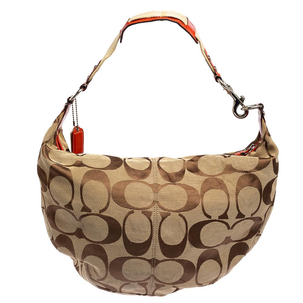 A flawless addition to your collection is this hobo in shades of beige & orange from Coach. Masterfully crafted from canvas and patent leather, this bag can easily hold more than just essentials. This hobo comes with a single handle, a pocket on the