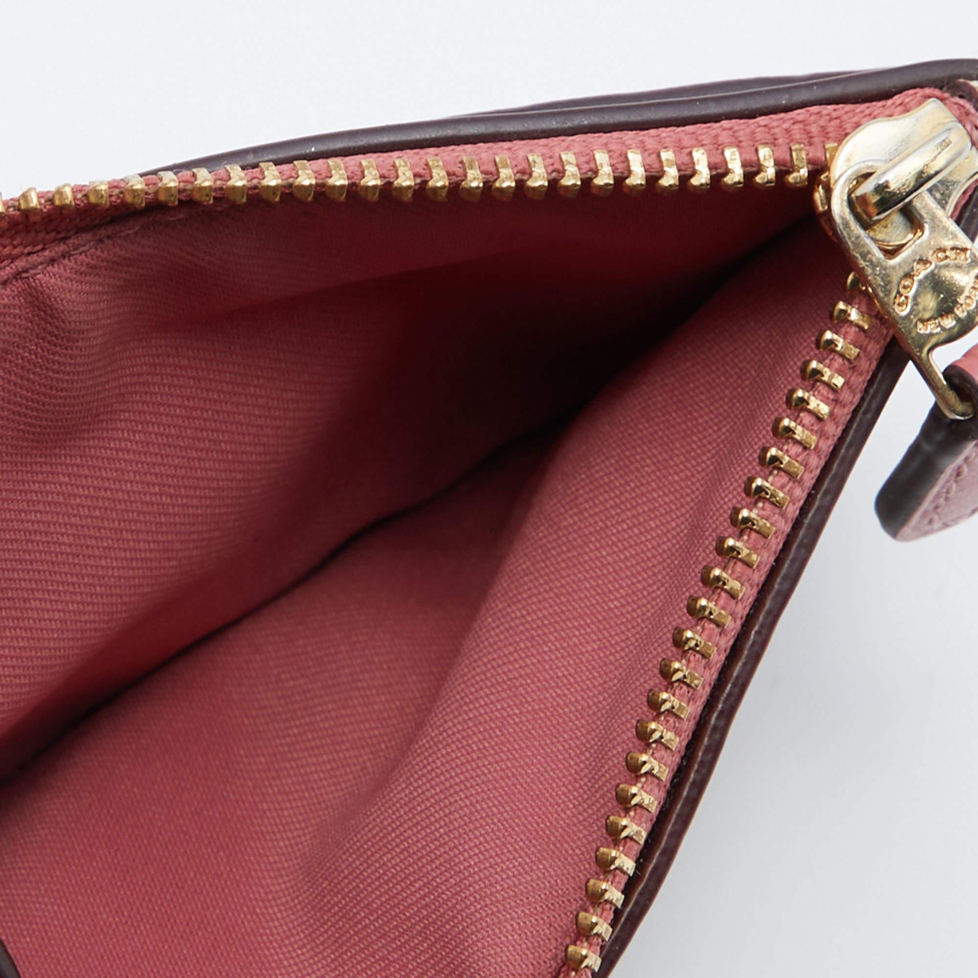 Dieses Stück von Coach wurde sorgfältig gefertigt, um Ihnen ein luxuriöses Accessoire zu bieten, das Sie zu schätzen wissen. Es zeichnet sich durch hohe Qualität und dauerhafte Attraktivität aus. Investieren Sie noch heute in sie