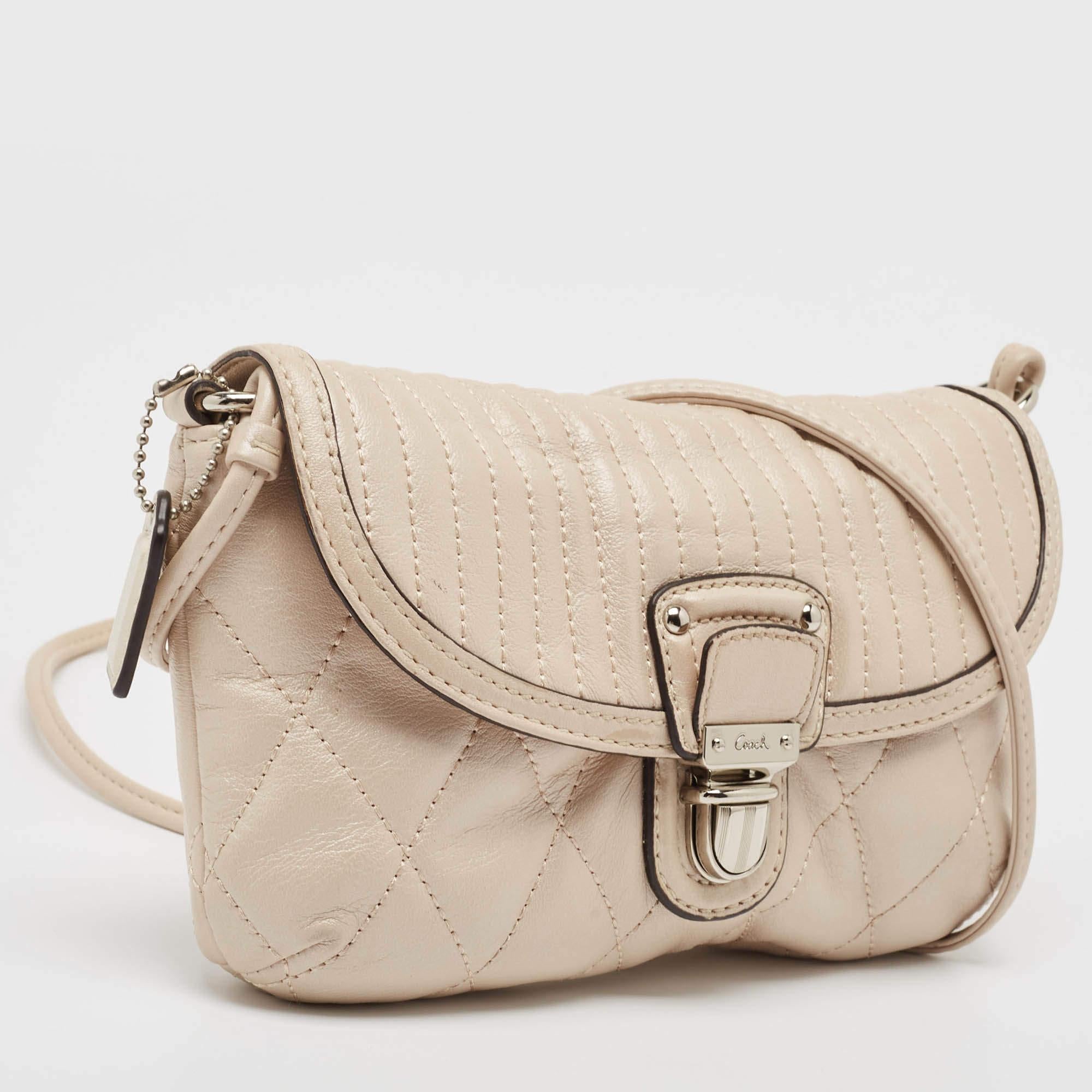 Coach Beige Quilted Leather Push Lock Crossbody Bag In Good Condition For Sale In Dubai, Al Qouz 2