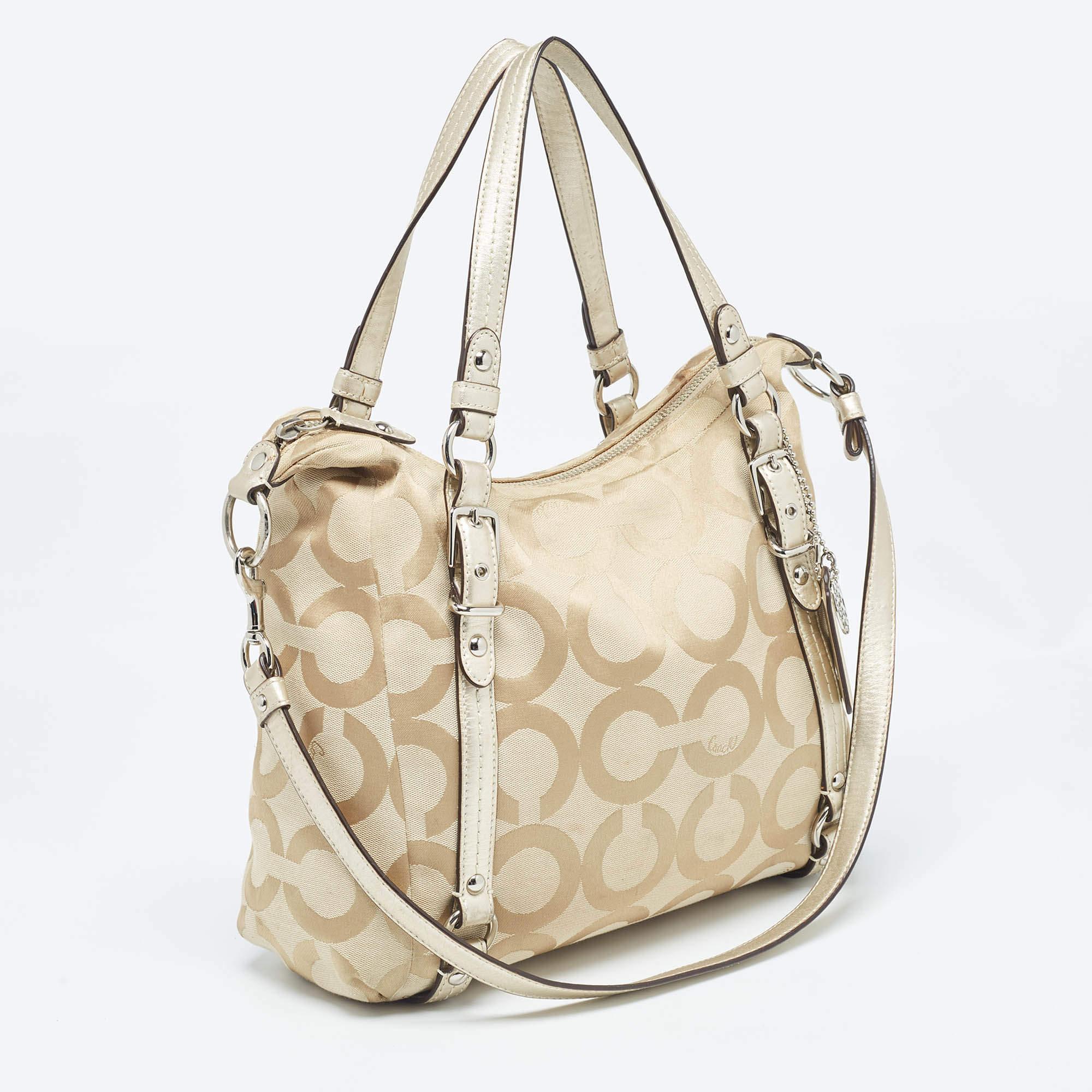 Coach Beige Signature Canvas Shoulder Bag In Good Condition For Sale In Dubai, Al Qouz 2