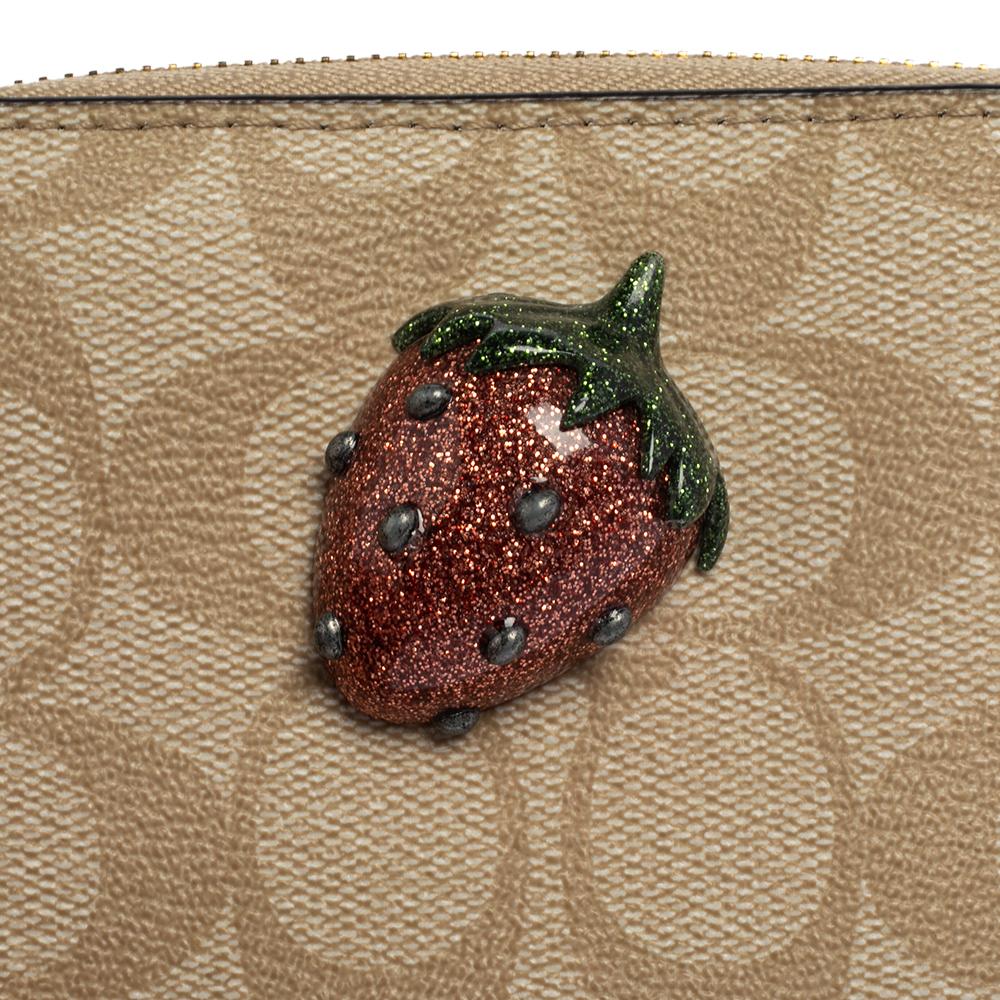 Coach Signature Beige Strawberry Coated Canvas Zip Around Wallet Bon état - En vente à Dubai, Al Qouz 2