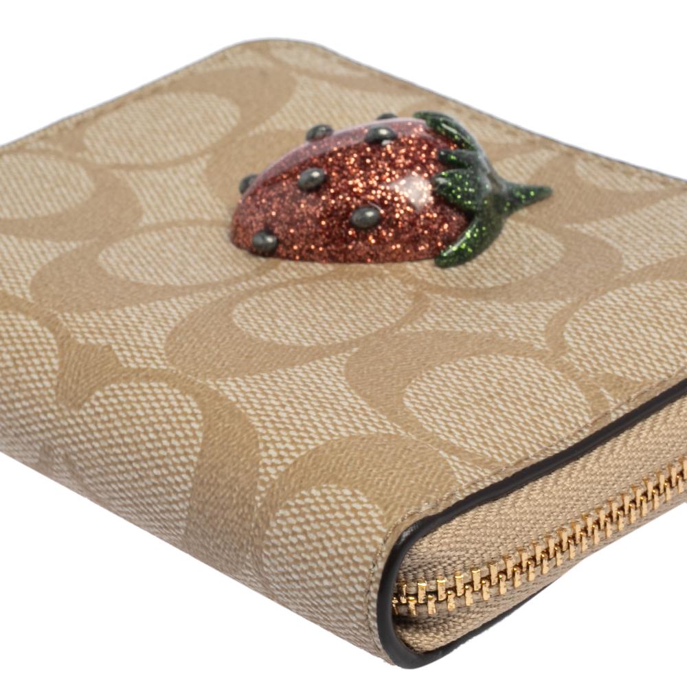 Coach Signature Beige Strawberry Coated Canvas Zip Around Wallet en vente 1