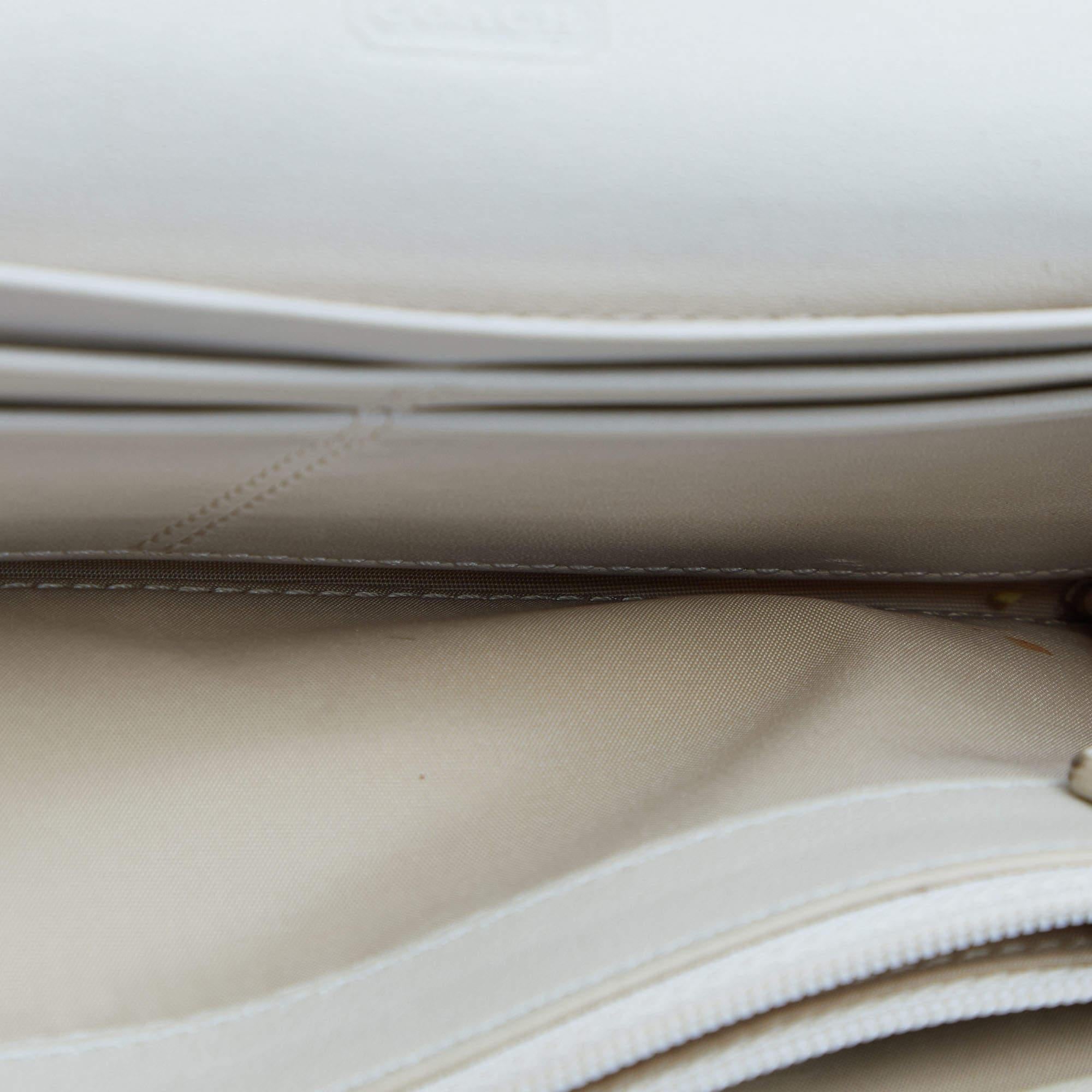 Fabriqué en toile et en cuir  ce portefeuille continental de Coach a un look simple et une qualité fonctionnelle. Le rabat s'ouvre sur un intérieur élégant doté d'une poche zippée.  compartiments ouverts  et des emplacements pour cartes.
