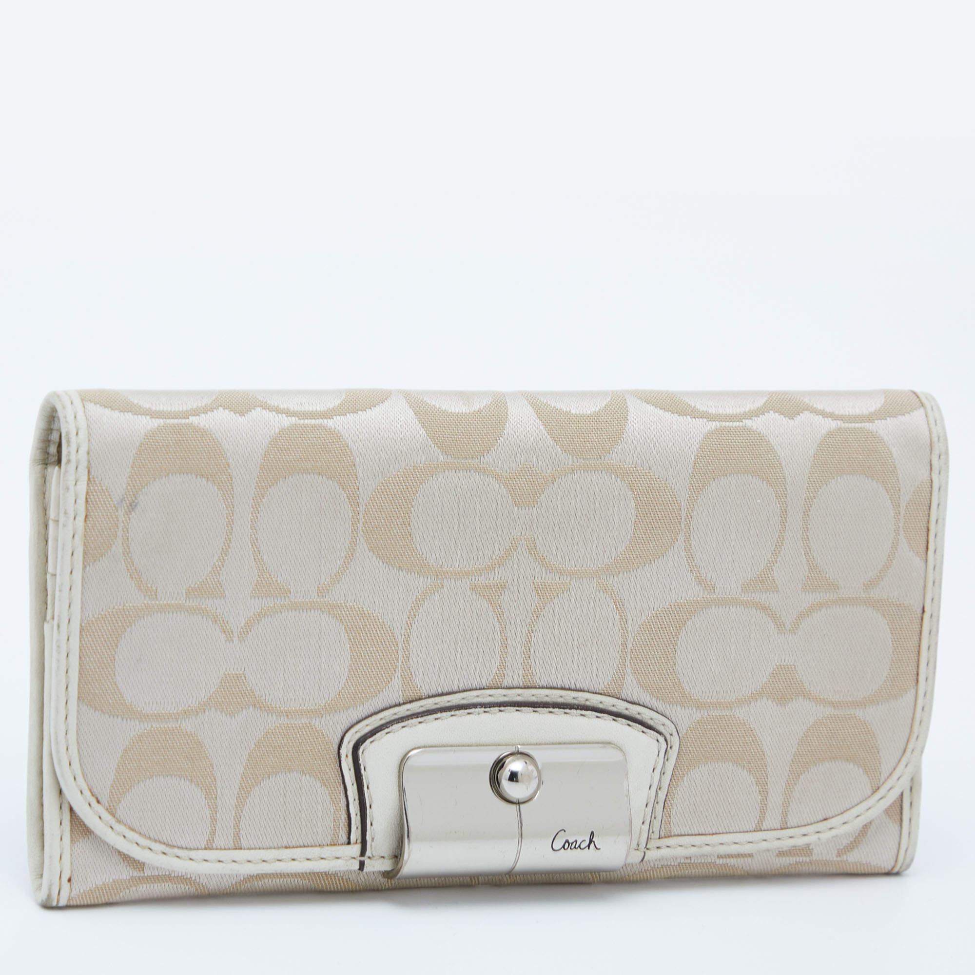 Gris Coach Portefeuille continental signature en toile beige/blanc et rabat en cuir en vente