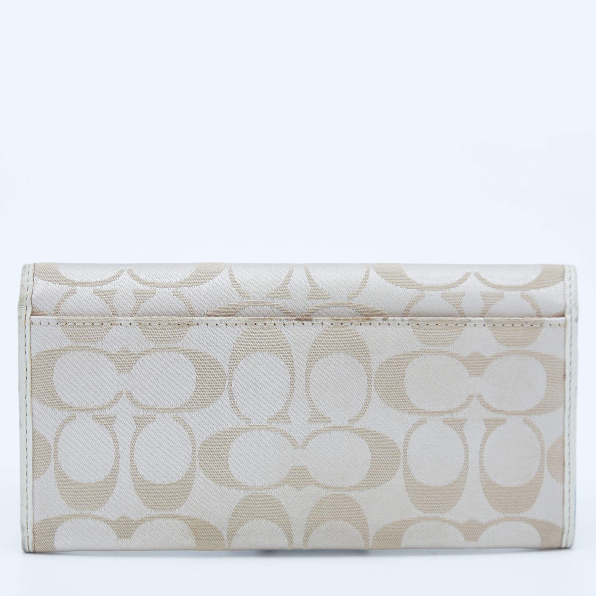 Coach Portefeuille continental signature en toile beige/blanc et rabat en cuir Bon état - En vente à Dubai, Al Qouz 2