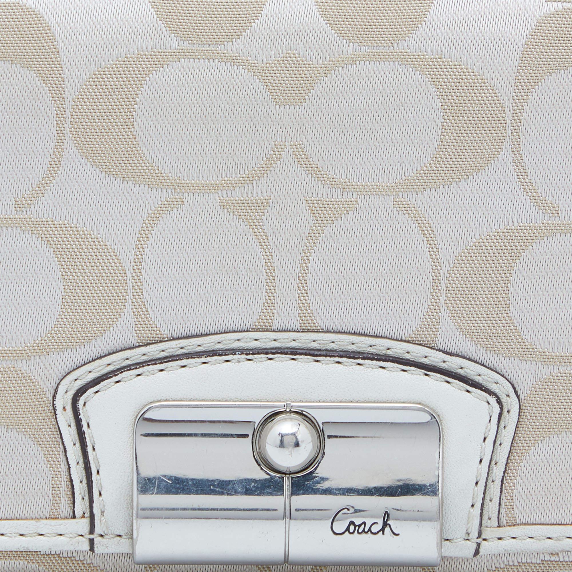 Coach Portefeuille continental signature en toile beige/blanc et rabat en cuir Pour femmes en vente