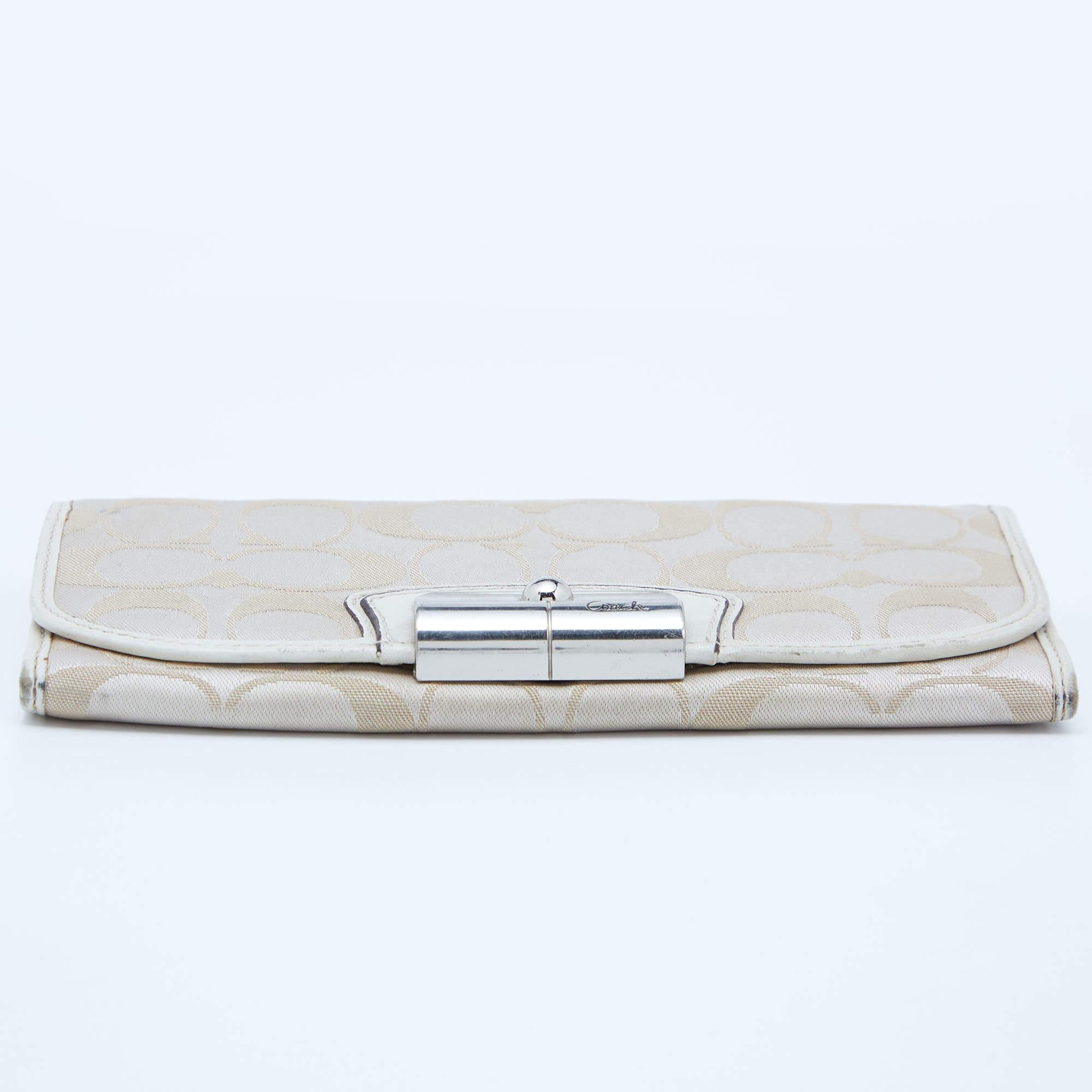 Coach Portefeuille continental signature en toile beige/blanc et rabat en cuir en vente 1