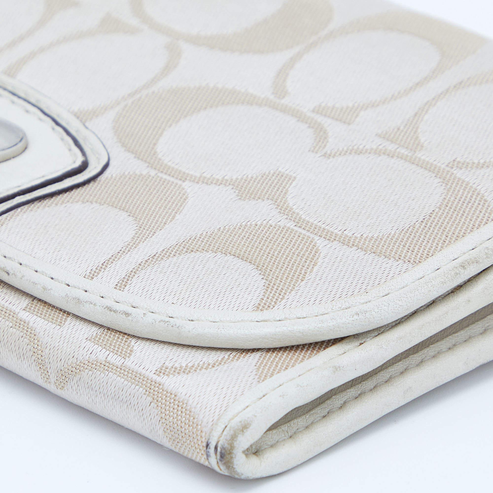 Coach Portefeuille continental signature en toile beige/blanc et rabat en cuir en vente 3