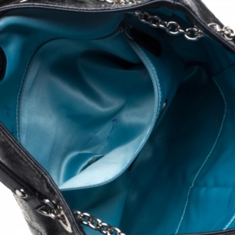 Minimalistic, stylish, and ideal for daily use, Coach's tote is a must-have for a modern woman. Crafted from crackled leather in a black shade, it features a front zip pocket and a capacious satin-lined interior for your belongings. The bag suspends