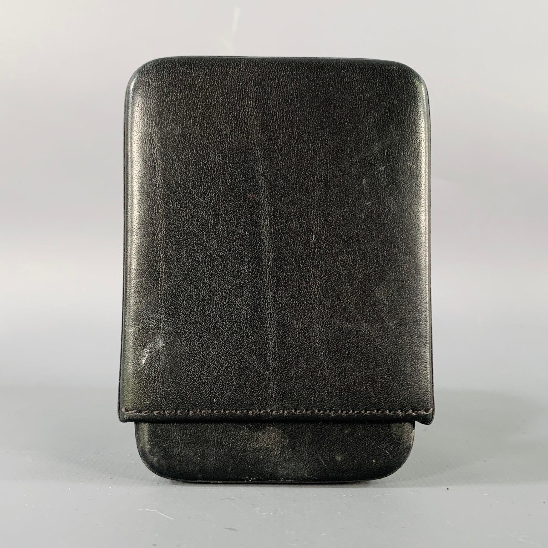 COACH business card case
in a black leather featuring embossed COACH logo.Very Good Pre-Owned Condition. Minor signs of wear. 

Measurements: 
  Length: 3.5 inches Height: 2.5 inches 
  
  
 
Sui Generis Reference: 137102
Category: Bags & Leather