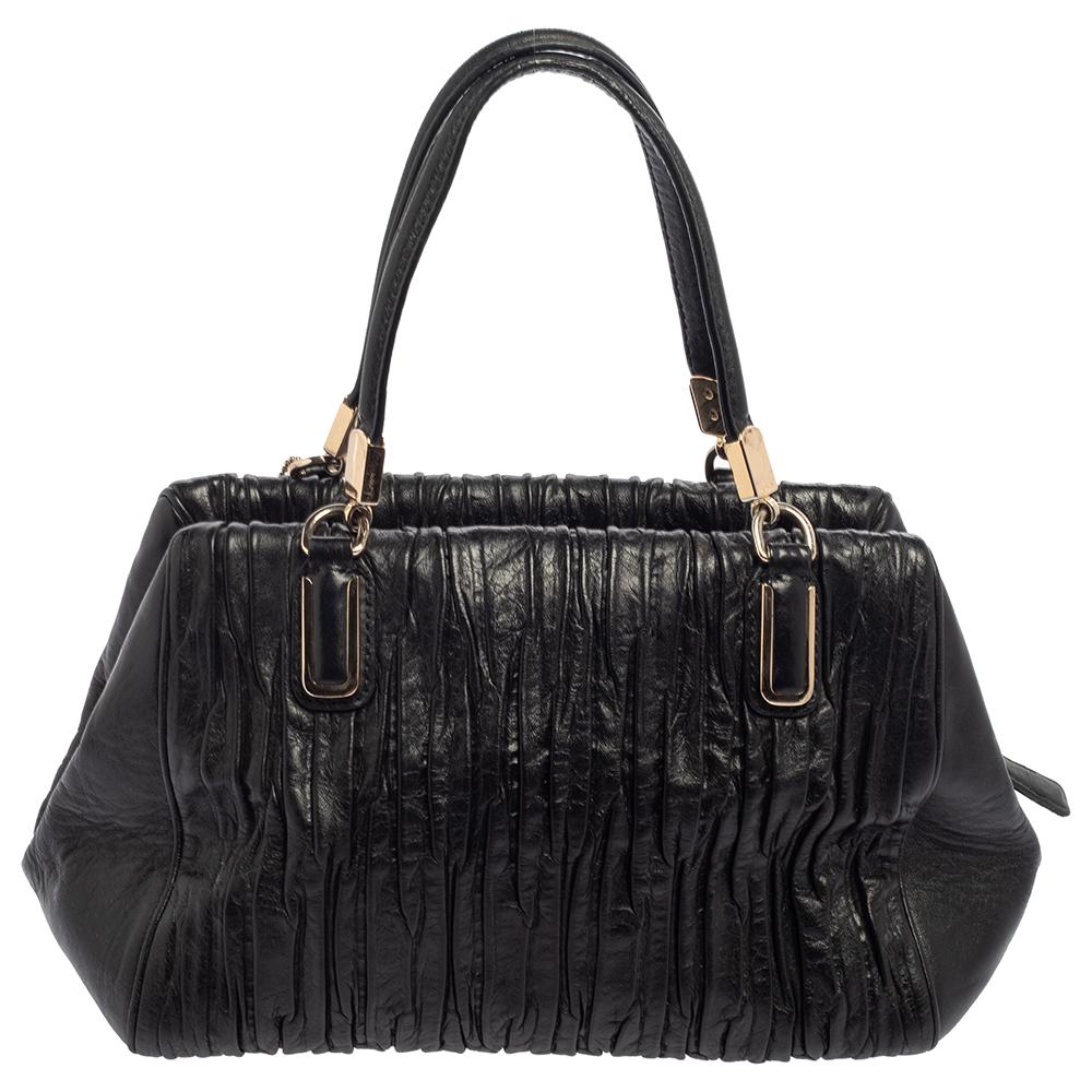 Mit ihrem modernen Design wertet diese Schultertasche von Coach Ihre Outfits sofort auf. Diese Tasche ist aus luxuriösem Leder in einem herrlich gerafften Stil gefertigt. Er ist in einem schönen Schwarzton gehalten und wird von zwei Griffen