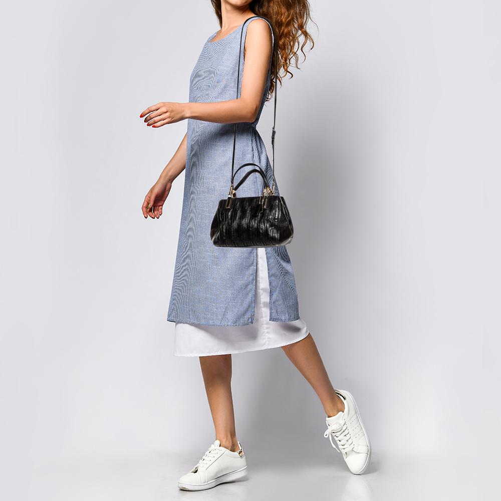 Coach Schwarz Gerafftes Leder Kleine Madison Twist Satchel im Zustand „Relativ gut“ in Dubai, Al Qouz 2