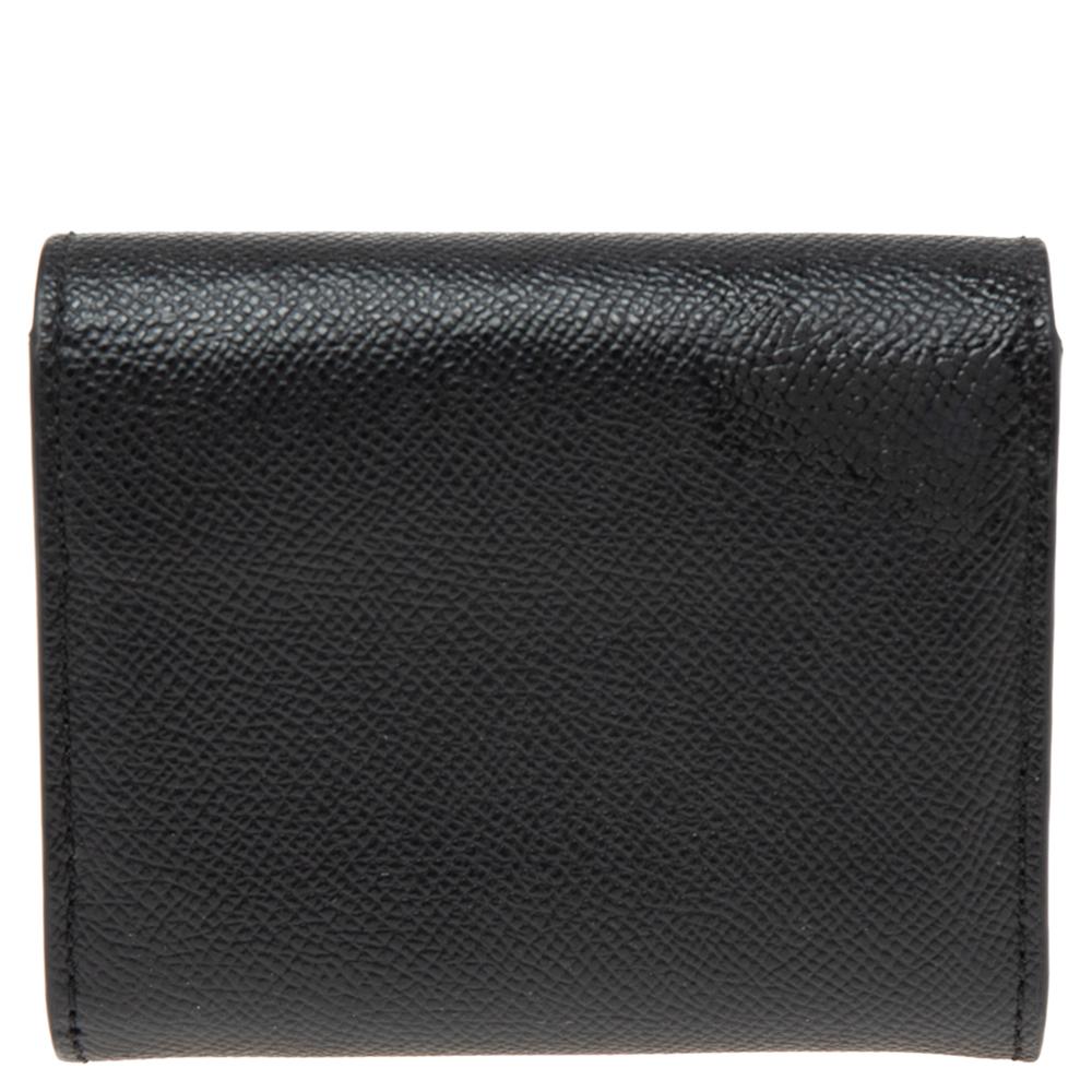 Compact yet super stylish, this Coach card case is designed from black leather and detailed with the brand name on the exterior. It can easily hold your cards and fit into your pouch or everyday bag.