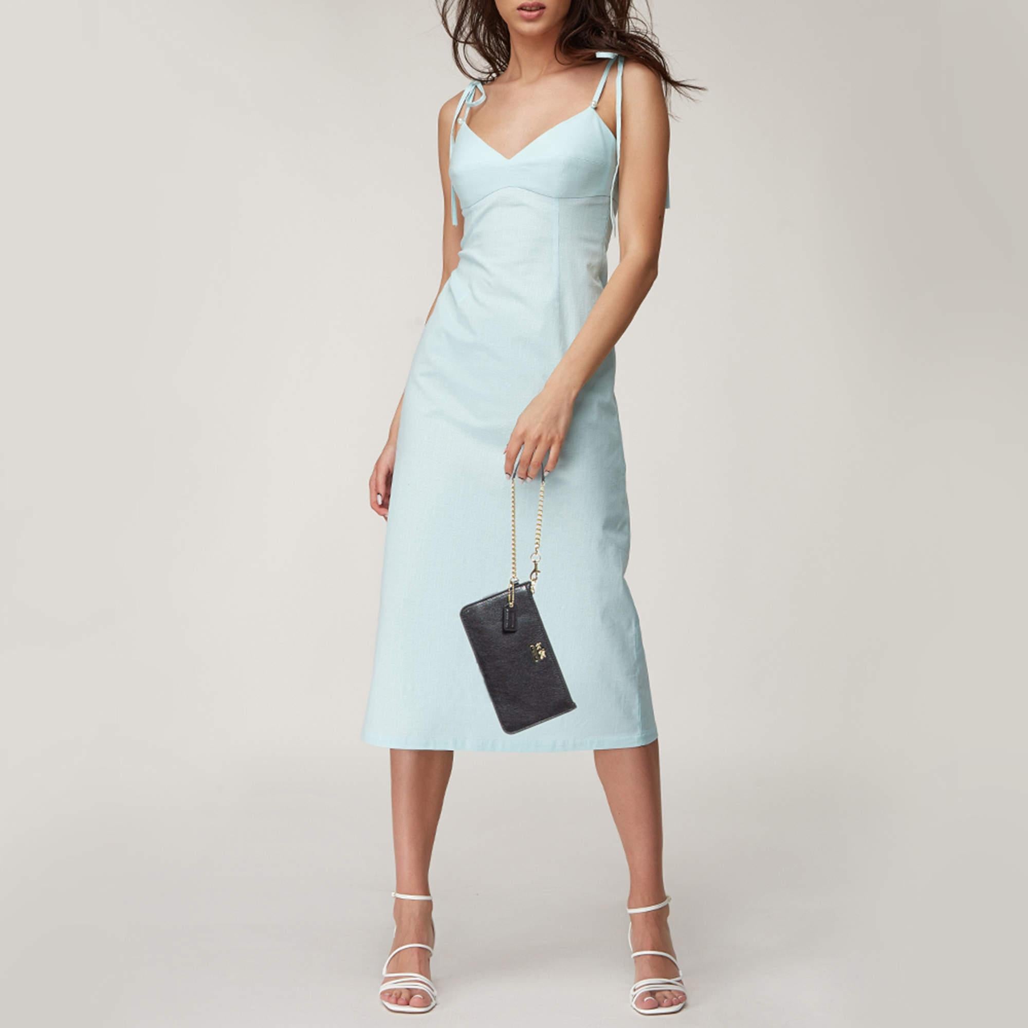 Keep your essentials effortlessly in this sturdy pouch. It features an elegant design and a roomy interior. This accessory will come in handy while traveling.
