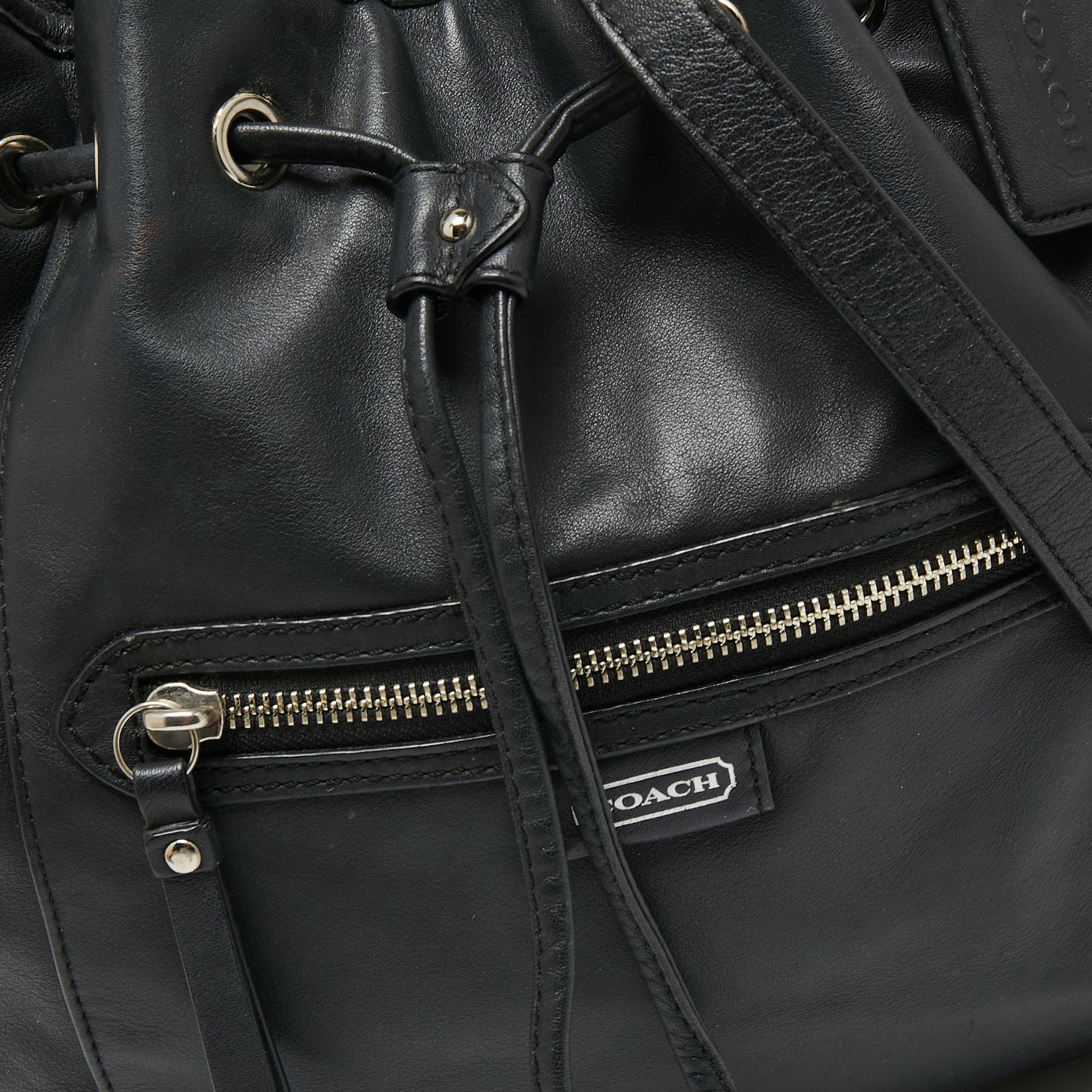 Coach Black Leather Daisy Drawstring Crossbody Bag In Good Condition In Dubai, Al Qouz 2