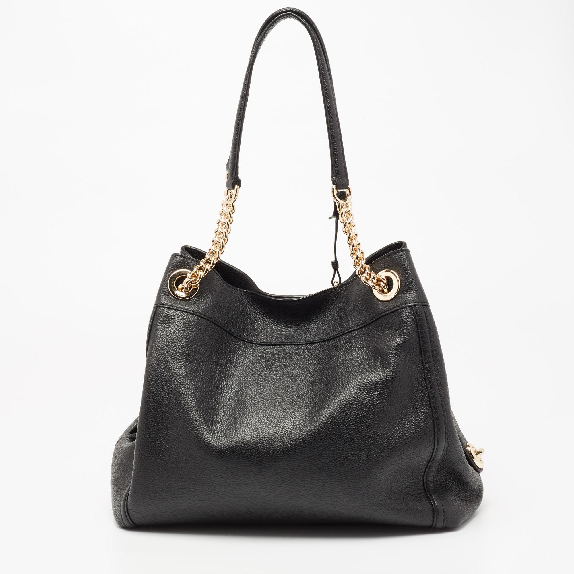 Get the lightweight and hands-free ease with the dual chain-leather handles of this Coach bag. Crafted from leather, it gets a signature touch with brand detailing on the front, and the bag has gold-tone accents. The nylon-lined interior has plenty